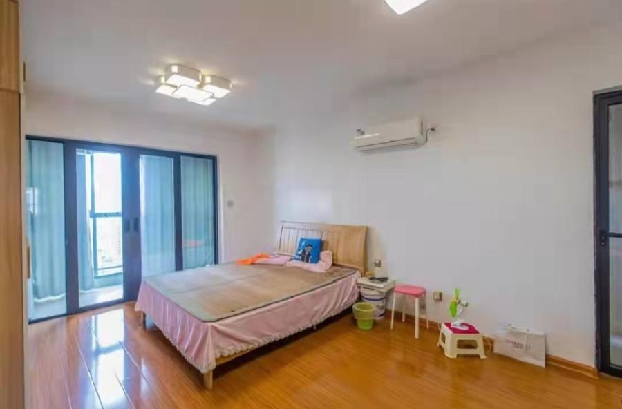 藍山郡法拍房三期G棟2704室（包括室內(nèi)可移動的家具家電，但不含冰箱）