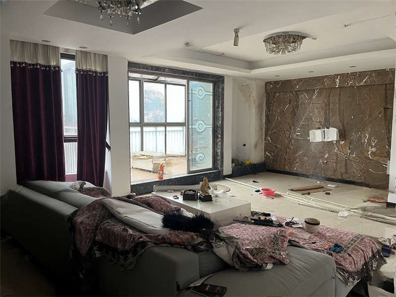 佳兆業(yè)水岸新都法拍房76、77棟404號房屋及室內(nèi)物品