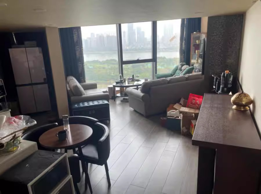 （一線(xiàn)江景公寓）圖鴻大廈法拍房1717號(hào)房